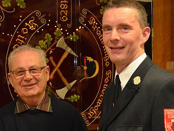 Raimund Kuhn (links) erhielt vom Reiterswiesener Kommandanten eine Ehrung, weil er seit 60 Jahren Mitglied der Feuerwehr ist. Foto: Peter Rauch