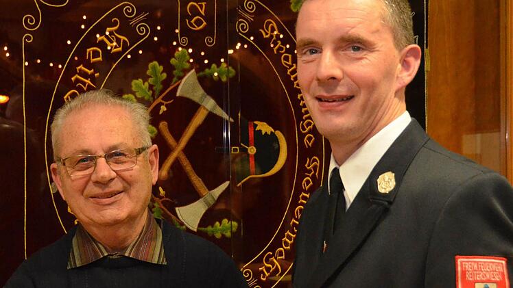 Raimund Kuhn (links) erhielt vom Reiterswiesener Kommandanten eine Ehrung, weil er seit 60 Jahren Mitglied der Feuerwehr ist. Foto: Peter Rauch