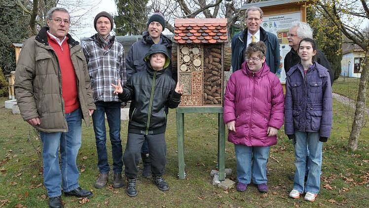Schüler der Wilhelm-Pfeffer-Schule basteln ein Insektenhotel für den Lehrpfad auf dem Gelände des Vogelvereins. Foto: Roland Meister