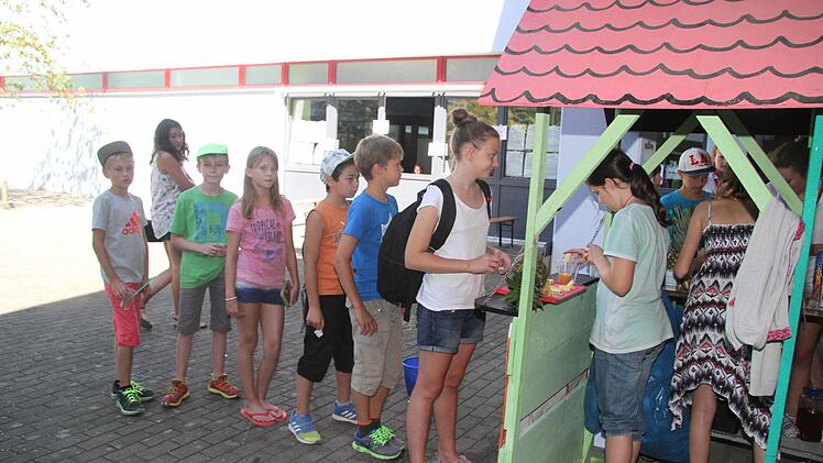 An der Cocktailbar stehen die Bewohner von Mini-Ku Schlange. Foto: Sonja Adam
