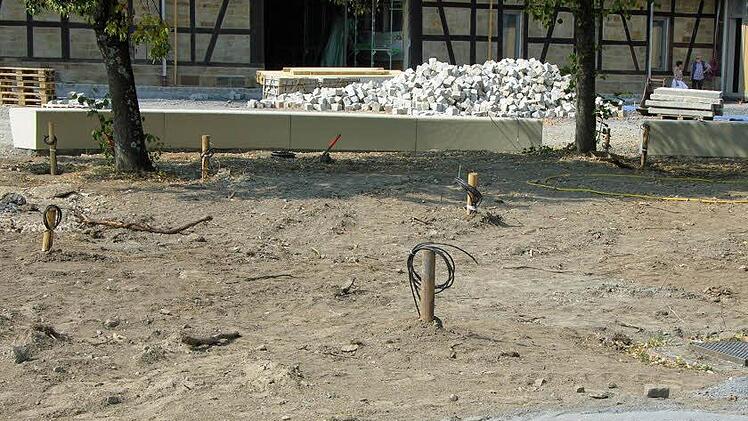 Nur noch auf Holzpfählen aus dem Boden ragende Leitungen kennzeichnen Standorte der Beleuchtungseinrichtungen.