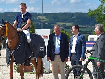 Der Sieger beim Großen Preis, Hans-Günther Goskowitz, wurde von Turnierleiter Eduard Mühlherr, Jürgen Otto (Vorsitzender der Geschäftsführung der Brose Unternehmensgruppe) und Bürgermeister Herbert Schneider (von links) geehrt. Fotos: privat