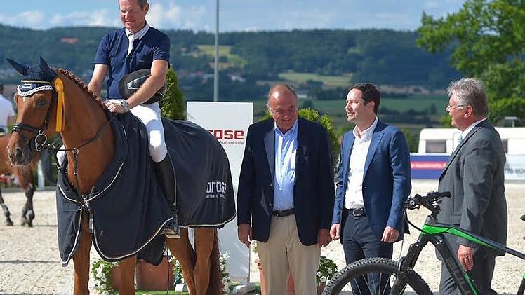 Der Sieger beim Großen Preis, Hans-Günther Goskowitz, wurde von Turnierleiter Eduard Mühlherr, Jürgen Otto (Vorsitzender der Geschäftsführung der Brose Unternehmensgruppe) und Bürgermeister Herbert Schneider (von links) geehrt. Fotos: privat