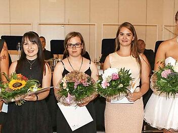 Sie haben mit Bestnoten die Prüfung abgeschlossen: Anna Schaaf (2. v. l.), Julia Steinmetz, Danielle Susanne Lohmann, Miriam Vogt und Vanessa May. Eingerahmt werden sie von Vorstandsmitglied Oliver Leuteritz und Ilona Treibert, Vizepräsidentin der Rechtsanwaltskammer Bamberg. Foto: RiegerPress