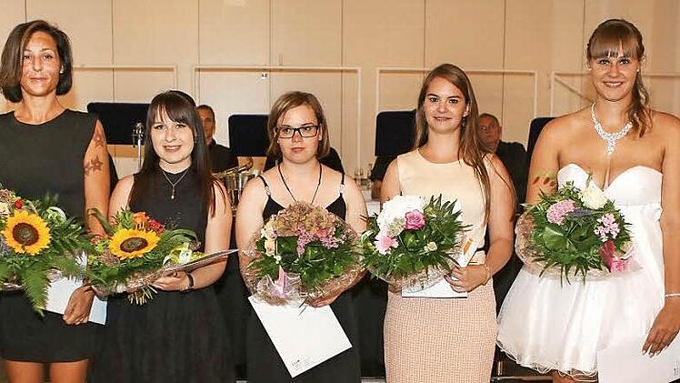 Sie haben mit Bestnoten die Prüfung abgeschlossen: Anna Schaaf (2. v. l.), Julia Steinmetz, Danielle Susanne Lohmann, Miriam Vogt und Vanessa May. Eingerahmt werden sie von Vorstandsmitglied Oliver Leuteritz und Ilona Treibert, Vizepräsidentin der Rechtsanwaltskammer Bamberg. Foto: RiegerPress