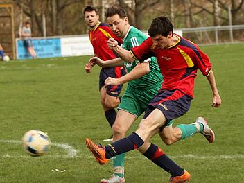 In aussichtsreicher Position kommt der Kirchlauter Steffen Hämmerlein aus 14 Metern zum Schuss, der das Ziel aber knapp verfehlt. Daneben der Steinsfelder Sebastian Ries und der Kirchlauterer Sebastian Muckelbauer (von rechts)