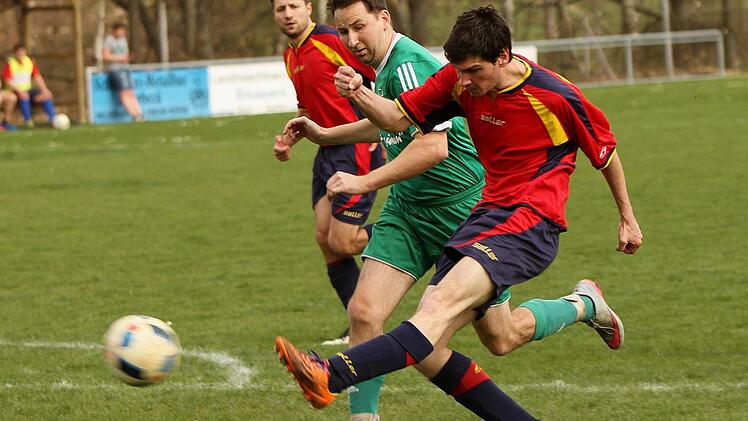 In aussichtsreicher Position kommt der Kirchlauter Steffen Hämmerlein aus 14 Metern zum Schuss, der das Ziel aber knapp verfehlt. Daneben der Steinsfelder Sebastian Ries und der Kirchlauterer Sebastian Muckelbauer (von rechts)
