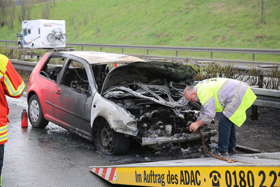 Autofahrer kracht in Leitplanke und fŠngt Feuer - Fahrer kann sich leicht verletzt retten