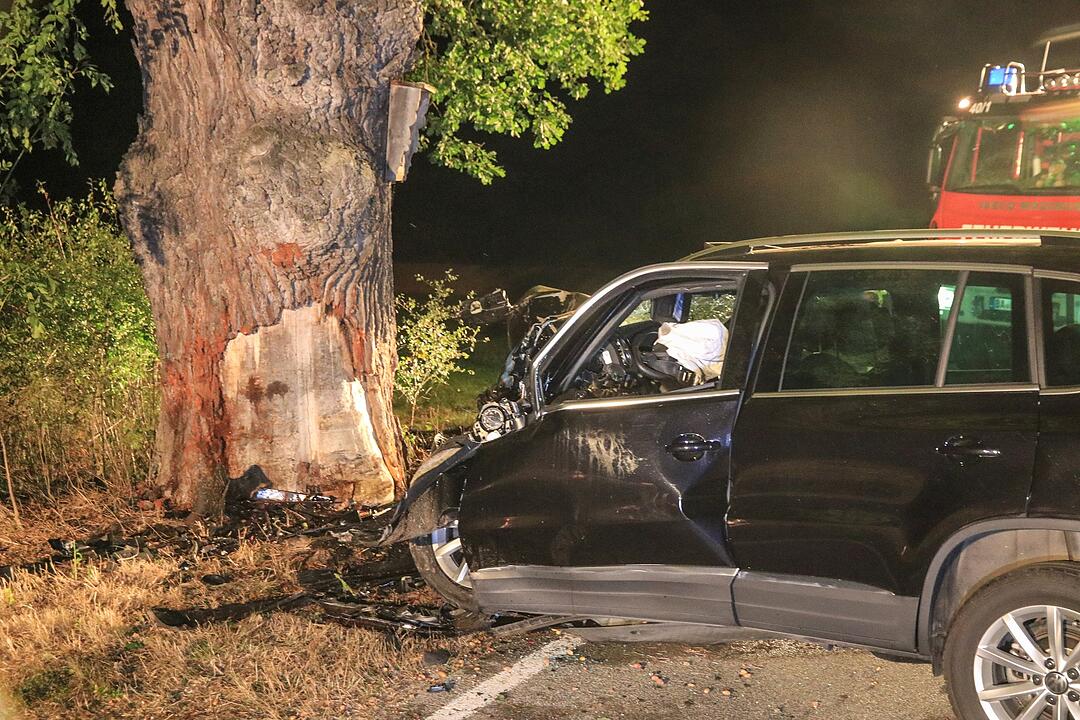 SUV knallt frontal gegen Baum