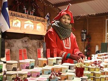 Die finnische Studentin Annette Abracka verkauft in diesem Jahr zum ersten Mal Honig aus ihrem Heimatland. Das sorgt f&uuml;r Z&uuml;ndstoff.  Foto: Barbara Herbst