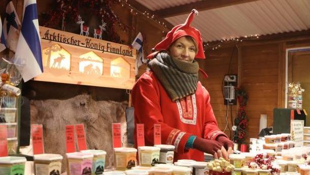 Die finnische Studentin Annette Abracka verkauft in diesem Jahr zum ersten Mal Honig aus ihrem Heimatland. Das sorgt f&uuml;r Z&uuml;ndstoff.  Foto: Barbara Herbst