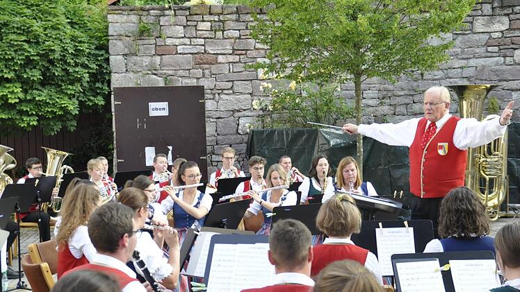 Das Symphonische Blasorchester Volkach ist ein Synonym für erlesene konzertante und symphonische Blasmusik, die jeden Blasmusikfreund begeistert.Peter Klopf