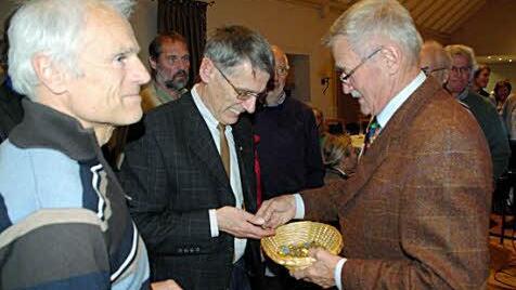 Die Warteschlange der Geehrten war lang. Auf dem Bild Richard Fix, Dieter Fünfstück  und Ulf Zeidler.