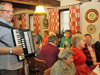 Ludwig Töpfer sorgt mit dem Schifferklavier bei der Tannfelder Rockenstum für Stimmung. Foto: Alexander Hartmann