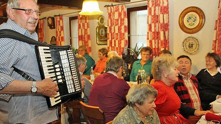 Ludwig Töpfer sorgt mit dem Schifferklavier bei der Tannfelder Rockenstum für Stimmung. Foto: Alexander Hartmann