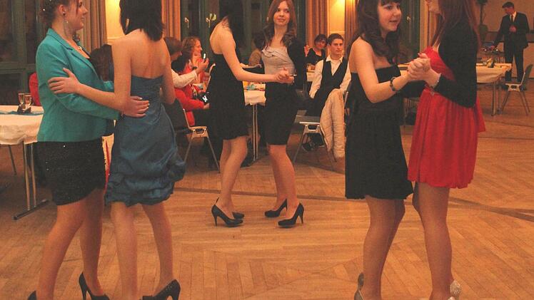 Männermangel beim Abschlussball in Eltmann. Bei so vielen hübschen Frauen hat wohl doch so mancher kalte Füße bekommen?
