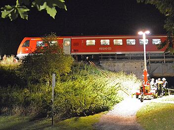 Eine Person wurde auf der Bahnbrücke am Bad Neustädter Kurpark vom Zug erfasst und getötet. Foto: Hanns Friedrich