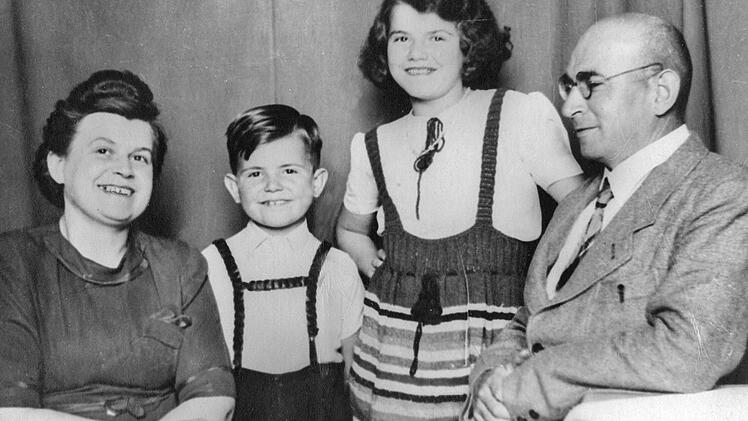 Ein Familienfoto, das Hanns und Irene 1948 mit den Eltern zeigt.