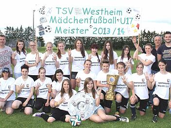 Vier Mal in Folge: Die B-Juniorinnen des TSV Westheim wurde erneut Meister in ihrer Gruppe. Es freuen sich (jeweils von links), hintere Reihe Trainer Harald Schreier, Lena Dietz, Anna Mitesser, Simone Herrnleben, Maren Friedrich, Svenja Schreier, Luisa Pflaum, Eva Deißler, Lea Zwickler, Melina Liebold, Torwarttrainer Bernhard Wirth und Sebastian Baumann, vorne Abteilungsleiterin Petra Kirchner-Schneider, Nela Prediger, Hannah Schott, Alicia Gärtner, Lisa-Maria Wenzlick, Anna-Maria Eichhorn, S...