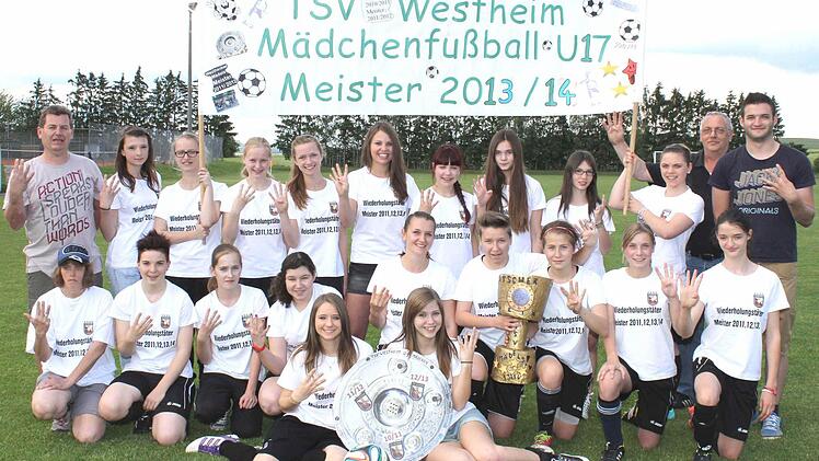 Vier Mal in Folge: Die B-Juniorinnen des TSV Westheim wurde erneut Meister in ihrer Gruppe. Es freuen sich (jeweils von links), hintere Reihe Trainer Harald Schreier, Lena Dietz, Anna Mitesser, Simone Herrnleben, Maren Friedrich, Svenja Schreier, Luisa Pflaum, Eva Deißler, Lea Zwickler, Melina Liebold, Torwarttrainer Bernhard Wirth und Sebastian Baumann, vorne Abteilungsleiterin Petra Kirchner-Schneider, Nela Prediger, Hannah Schott, Alicia Gärtner, Lisa-Maria Wenzlick, Anna-Maria Eichhorn, S...