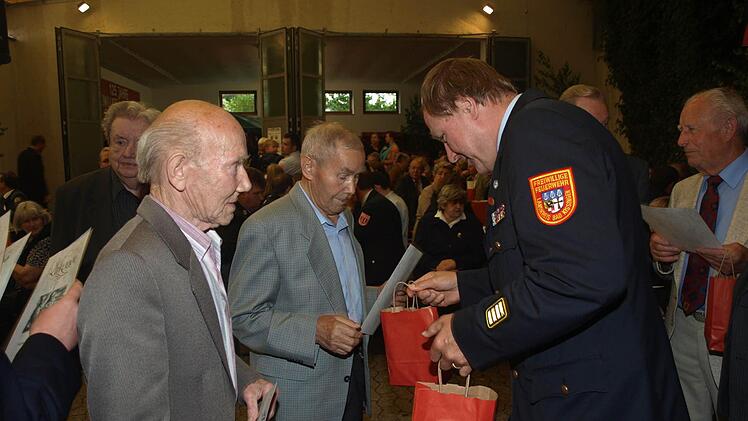 Für ihre 70-jährige Treue zur Feuerwehr lobte Kreisbrandrat Benno Metz (rechts) Fridolin Blum (links) und Oswald Seufert (Mitte).
