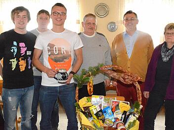 Bei knapp 400 Mitgliedern gibt es immer wieder Ehrungen. Von links sind Kassier Benjamin Lutz, Zweiter Vorsitzender Volker Pfeiffer, Johannes Welz, Peter Höhn, Vorsitzender Theo Vey und Schriftführerin Brigitte Lüdecke zu sehen.  Foto: Schmidt