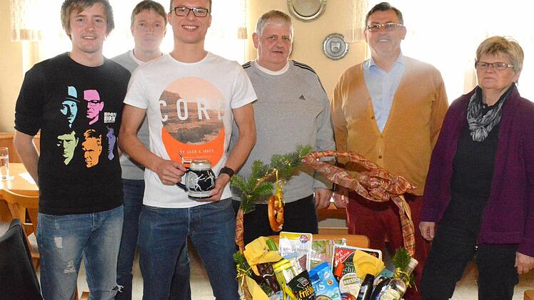 Bei knapp 400 Mitgliedern gibt es immer wieder Ehrungen. Von links sind Kassier Benjamin Lutz, Zweiter Vorsitzender Volker Pfeiffer, Johannes Welz, Peter Höhn, Vorsitzender Theo Vey und Schriftführerin Brigitte Lüdecke zu sehen.  Foto: Schmidt