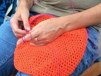 Teilnehmer häkeln Masken für ein Kunstprojekt. Fotos: Mia Hochrein