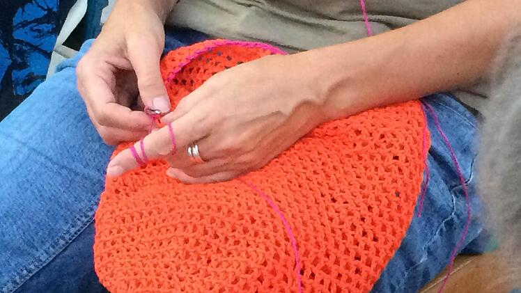 Teilnehmer häkeln Masken für ein Kunstprojekt. Fotos: Mia Hochrein