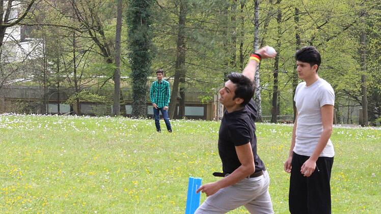 Die Spieler auf dem Feld versuchen den Ball zu fangen, wenn der Schlagmann ihn getroffen hat.