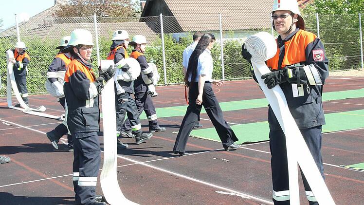Und Action! Bilder vom Erwachsenenleistungsmarsch der oberfränkischen Feuerwehren in Großheirath (Landkreis Coburg). Fotos: Michael Stelzner