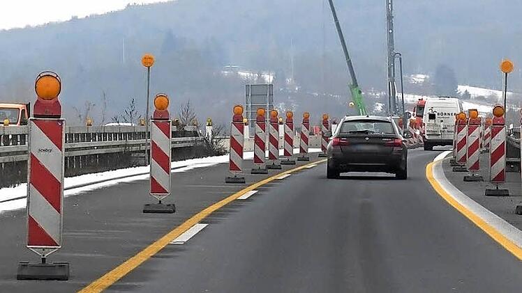 Die Baustelle auf der A73 bei Breitengüßbach dauert laut Bahn noch bis September.  Foto: Ronald Rinklef