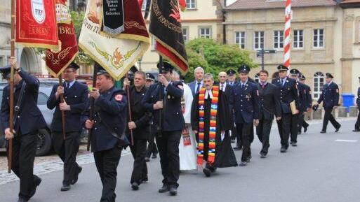 Nach dem ökumenischen Gottesdienst gehalten von Pater Rudolf Theiler und Pfarrer Bernd Grosser (vorne von links) wurde zur Rathaushalle marschiert. Mit voran dahinter von links: Kommandant Michael Wüstenberg, Bürgermeister Jürgen Hennemann, Feuerwehrvereinsvorsitzender Anton Gerstenkorn und dahinter von links Landrat Wilhelm Schneider und MdL Steffen Vogel. Foto: Helmut Will