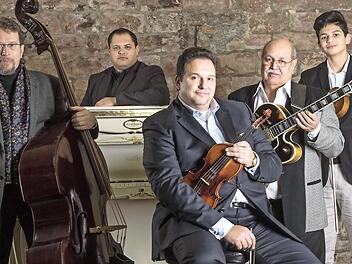 Das Romeo Franz Ensemble tritt im Rahmen der Schlossgartenkonzerte in Erlangen auf. Foto: RFE