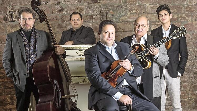 Das Romeo Franz Ensemble tritt im Rahmen der Schlossgartenkonzerte in Erlangen auf. Foto: RFE