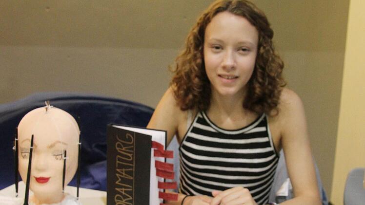 Kim Ziebis (17) informierte Interessierte über Berufe am Theater. "Wir haben Referate über verschiedene Berufsbilder gemacht, die wir jetzt vorstellen." Foto: Sonny Adam