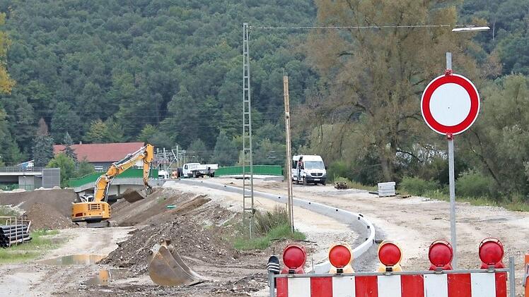 Auf und an der Ebinger Mainbrücke fehlt noch der Straßenbelag.