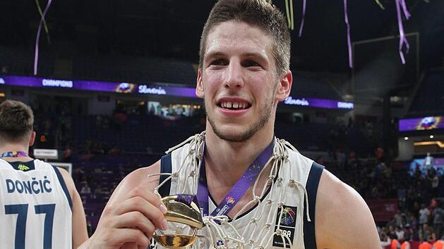 Nach dem  93:85-Triumph im EM-Finale gegen die favorisierten Serben  h&auml;lt Aleksej Nikolic die Goldmedaille stolz  in die Kamera.imago