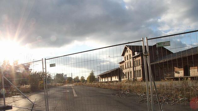 Vom G&uuml;terbahnhofsgel&auml;nde geh&ouml;ren der Kulmbacher Brauerei 32.000 Quadratmeter (rechts) und der Stadt 16.000 Quadratmeter (links). Foto: Archiv/Katrin Geyer