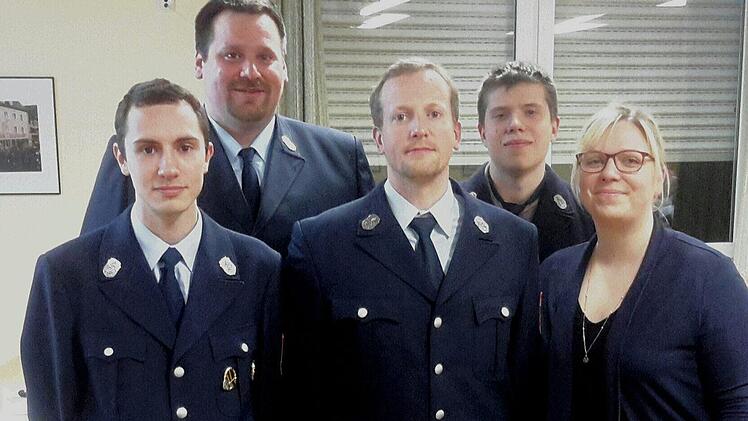 Zur neuen Schriftführerin wählten die Brandschützer Tina Wiesner (rechts). Befördert wurden bei der Mitgliederversammlung (von links) Fabian Geis, Sebastian Gerr, André Kaiser und Robin Schneider.  Foto: Rolf Pralle