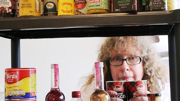 Very British: Im Lager von Sabine Christofziks Catering-Service stehen englische und schottische Spezialitäten in Reih und Glied. Mit dem Brexit wird es für die Insel-Kennerin schwerer werden, an die Original-Lebensmittel aus Großbritannien heranzukommen. Foto: Sebastian Schanz