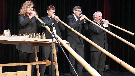 In der Gruppe &bdquo;Alpenecho&ldquo; aus Sonneberg spielen auch Alphornbl&auml;ser mit.