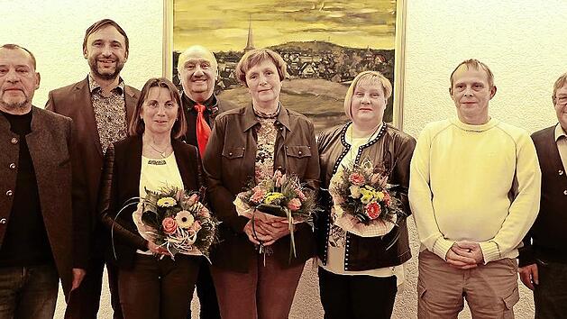 B&uuml;rgermeister Christian Ruppert und Zweiter B&uuml;rgermeister Raimund Grass (hinten) zeichneten bei Neujahrsempfang der Gemeinde sieben B&uuml;rger aus (von links): Ralf Jungbauer und Waltraud Spindler (beide TSV), Anita S&ouml;llner und Sabine Ruppert (Feuerwe...