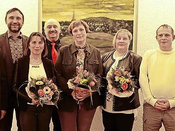 Bürgermeister Christian Ruppert und Zweiter Bürgermeister Raimund Grass (hinten) zeichneten bei Neujahrsempfang der Gemeinde sieben Bürger aus (von links): Ralf Jungbauer und Waltraud Spindler (beide TSV), Anita Söllner und Sabine Ruppert (Feuerwe...