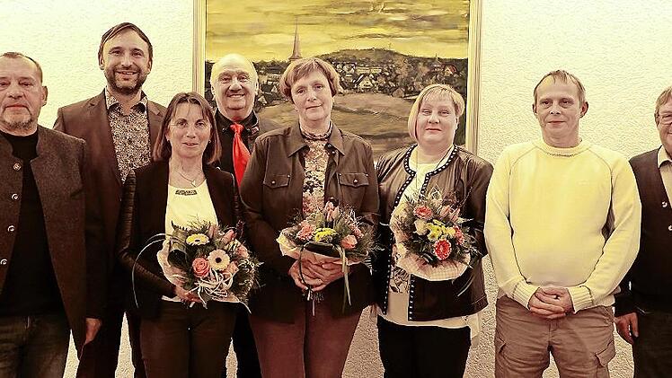 Bürgermeister Christian Ruppert und Zweiter Bürgermeister Raimund Grass (hinten) zeichneten bei Neujahrsempfang der Gemeinde sieben Bürger aus (von links): Ralf Jungbauer und Waltraud Spindler (beide TSV), Anita Söllner und Sabine Ruppert (Feuerwe...