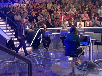 Moderator Günther Jauch musste auf Krücken in die neue Staffel "Wer wird Millionär?" starten.