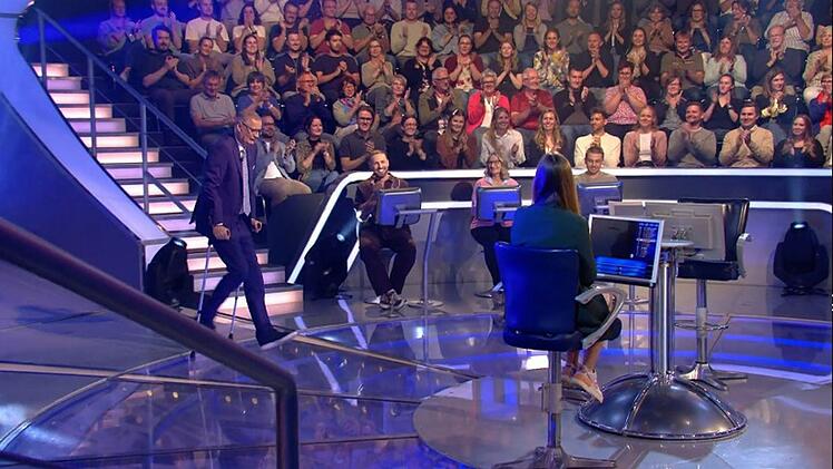 Moderator Günther Jauch musste auf Krücken in die neue Staffel "Wer wird Millionär?" starten.