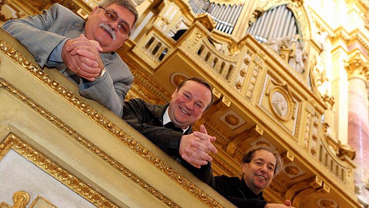 Sie freuen sich auf die Orgeln: Fördervereinsvorsitzender, Bürgermeister   Schneider, Dekan  Müller, Mesner  Böhm (von links).