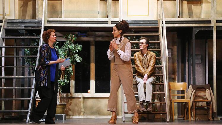 Turbulenter Bühnenspaß: Szene aus "Der nackte Wahnsinn" am Landestheater Coburg.Foto: Henning Rosenbusch