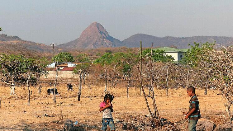 Selbstversunken. Spielszene auf einer abgelegenen Straße in Nicaragua.